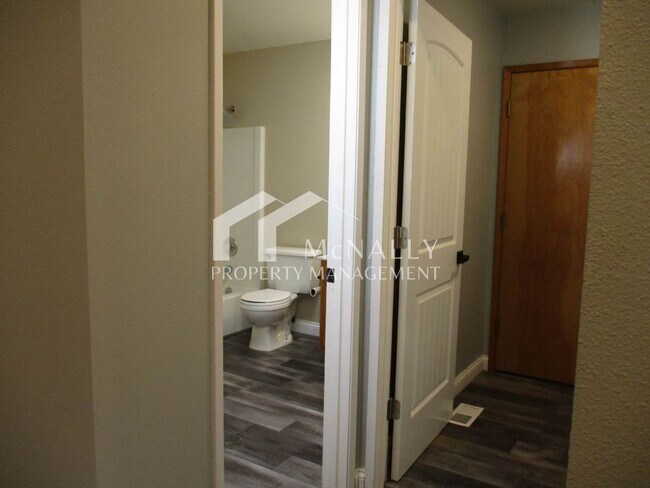 Building Photo - Beautiful 3 Bedroom, 1.75 Bathroom Welling...