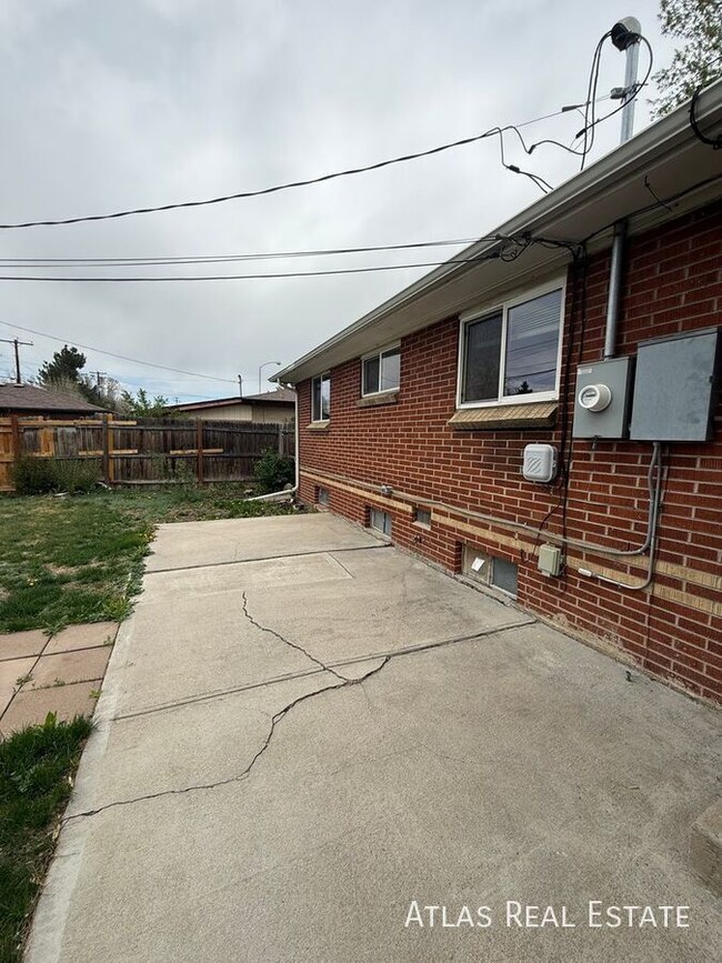 Building Photo - 1413 S Ames St
