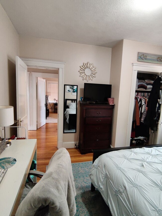 Building Photo - No Brokers Fee, Large Fully Renovated Unit in Oak Sq. Free Laundry, Backyard, Patio, Parking Incl...