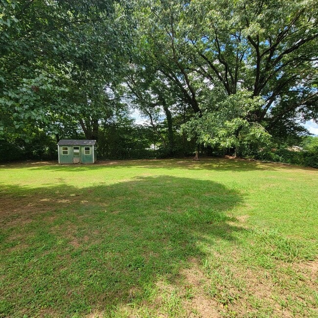 Building Photo - 3/1 Brick Ranch-Algood School Zone-Single ...