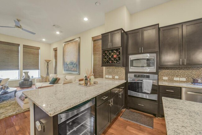 Building Photo - 5425A Hidalgo St