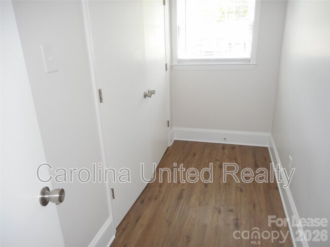 Building Photo - 7556 Thorncliff Dr