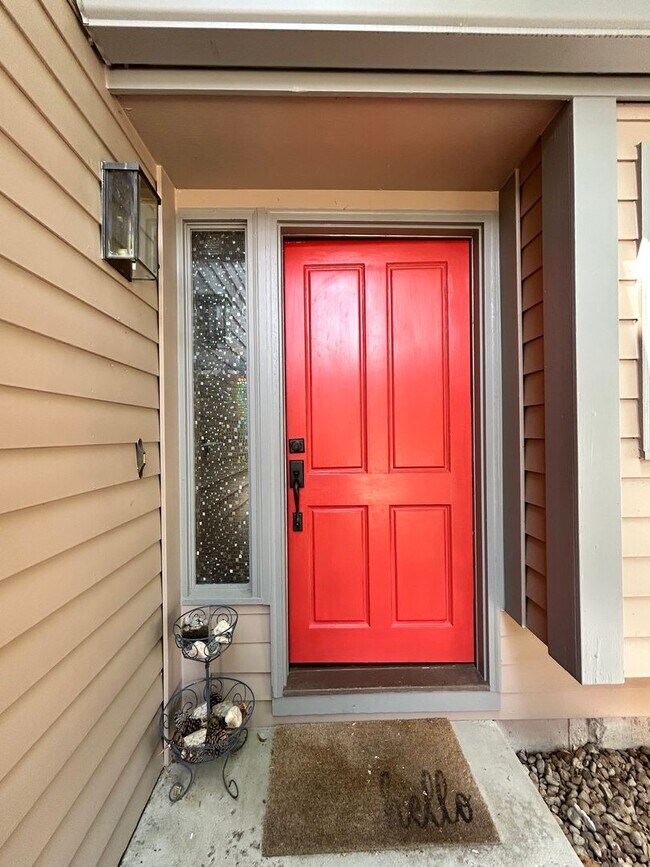 Building Photo - Gorgeous 4 Bedroom Townhome Steps from Boulder Country Club