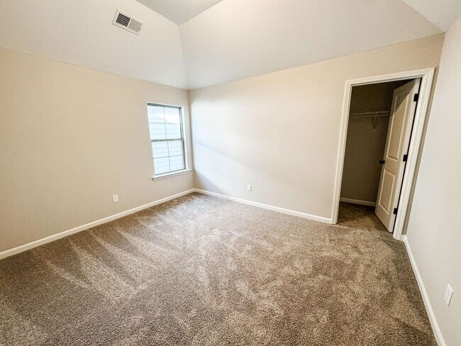 Building Photo - 400 Maple St