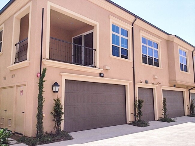 Building Photo - Beautiful 2 Bed/2 Bath Irvine Condo for Lease