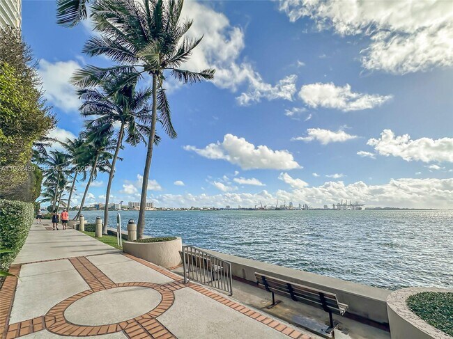 Building Photo - 540 Brickell Key Dr