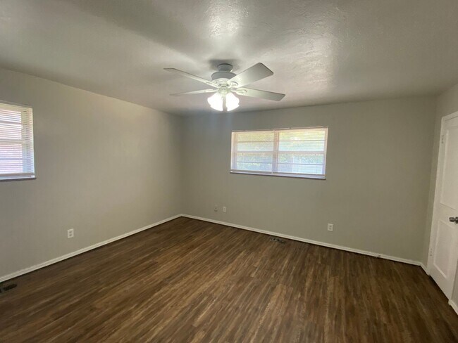 Building Photo - 3 bedroom 2.5 bath!