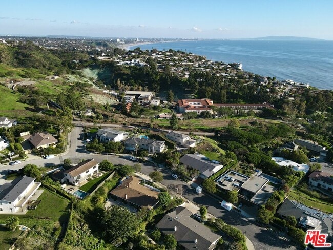 Building Photo - 375 S Surfview Dr