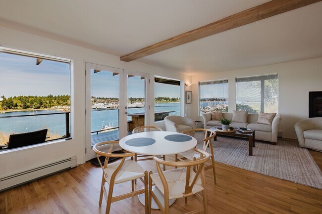 Building Photo - Furnished Bainbridge Island Waterfront Home with Incredible Views