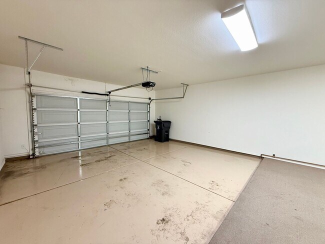 Building Photo - Amazing townhome in Quailwood