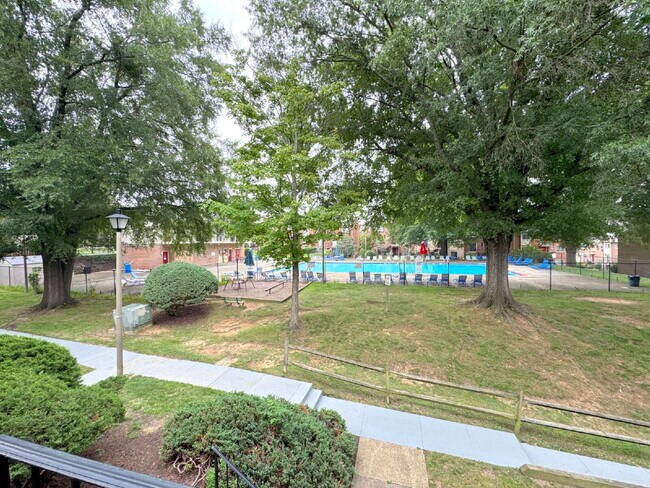 Building Photo - Charming Townhome in Prime Annandale Location