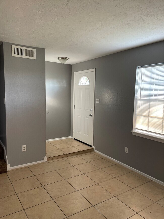 Building Photo - 7273 Chasewood Dr