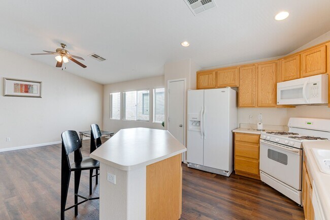 Building Photo - CHARMING 2 BEDROOM HOME IN GATED COMMUNITY...