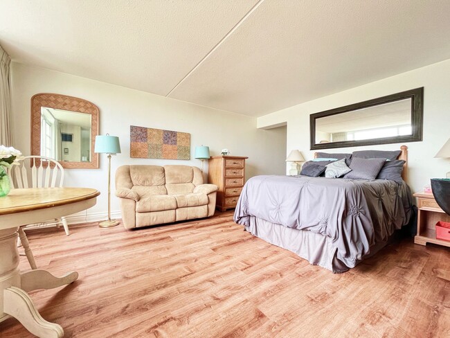Primary Photo - Pet Friendly Furnished Waikiki Studio with...