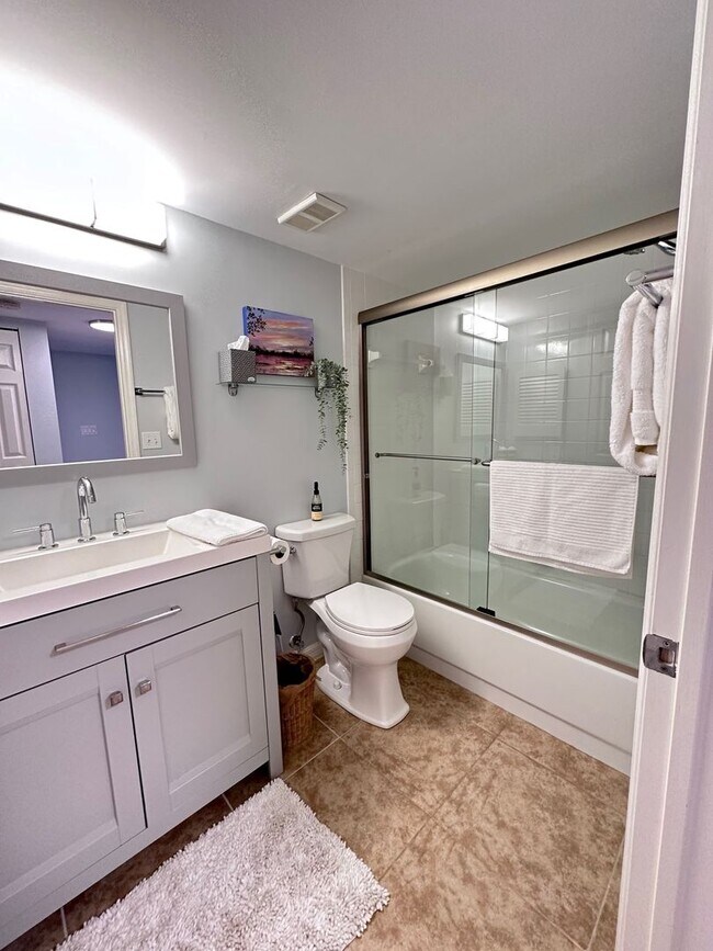 Building Photo - Renovated 1st Floor Seasonal unit in North Naples