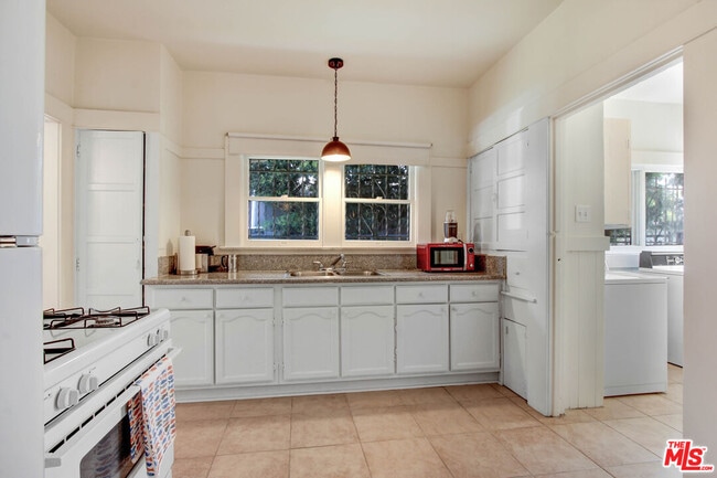 Building Photo - 1246 W 48th St