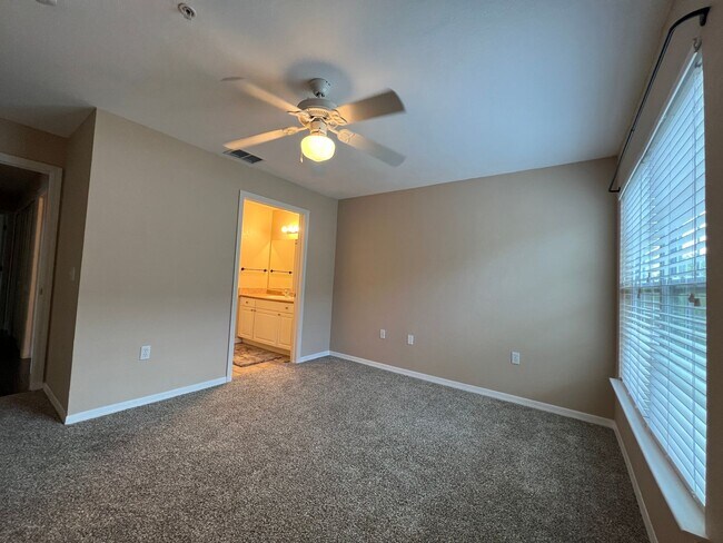 Building Photo - Beautiful 2-bedroom, 2-bath Condo available in sought after Admirals Walk private gated community.