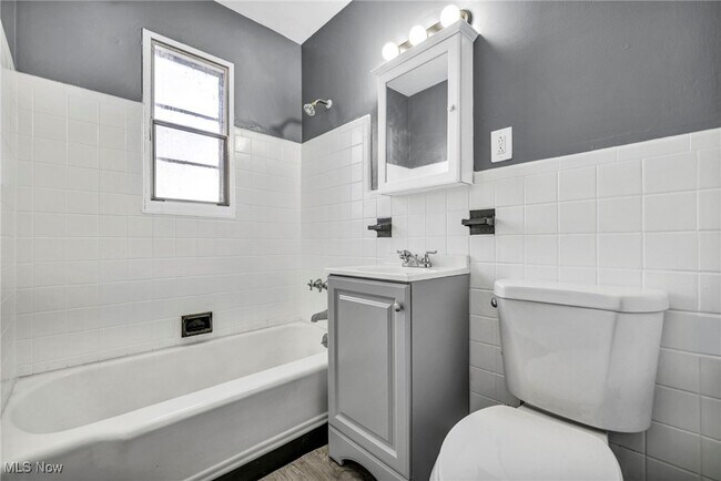 Building Photo - 420 E 222nd St