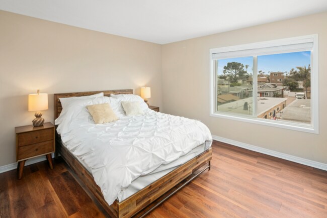 Building Photo - Stunning Ocean Beach Top Floor Corner Beac...