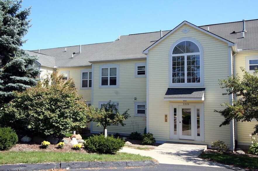 Building Photo - 2205 S Huron Pky