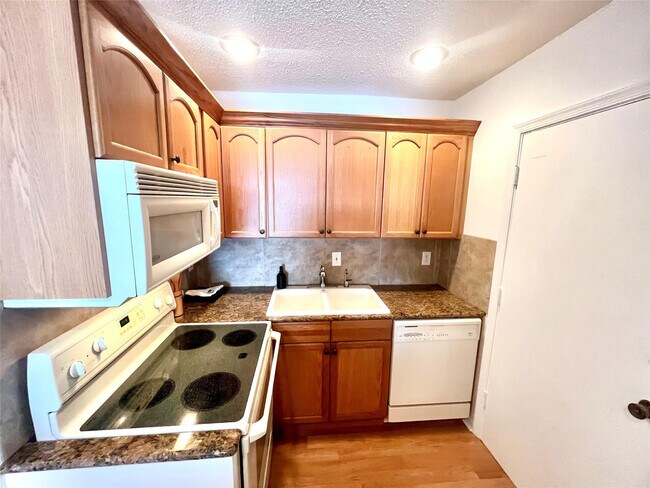 Building Photo - 6600 NE 22nd Way