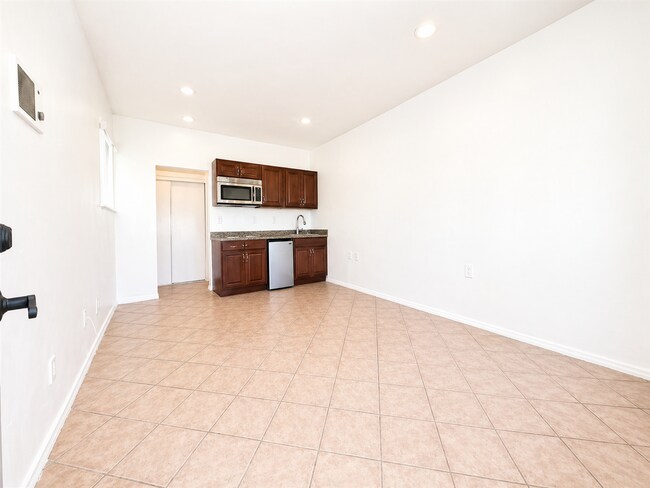 Building Photo - La Mesa Studio/ Great Location
