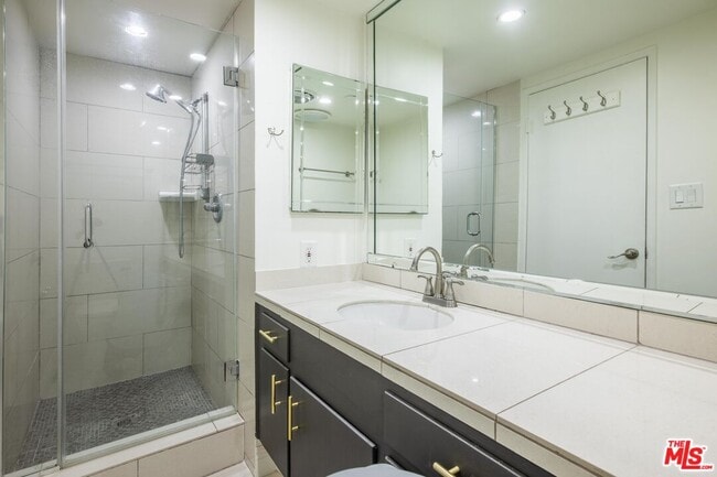 Building Photo - 148 S Reeves Dr
