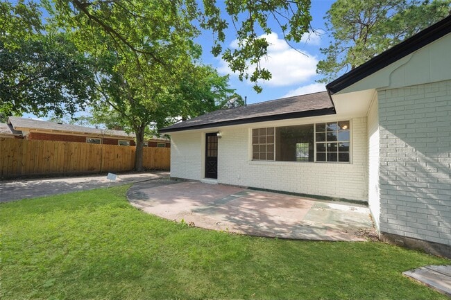 Building Photo - 9519 Val Verde St