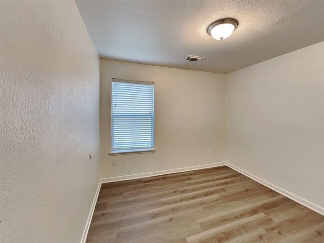 Building Photo - 9626 Eaglewood Glen Tr
