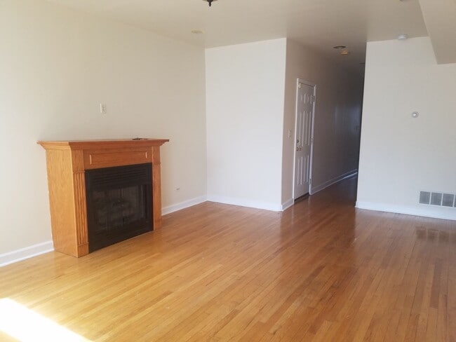 Building Photo - South Shore Gem