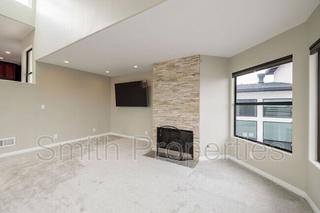 Building Photo - 604 N Irena Ave