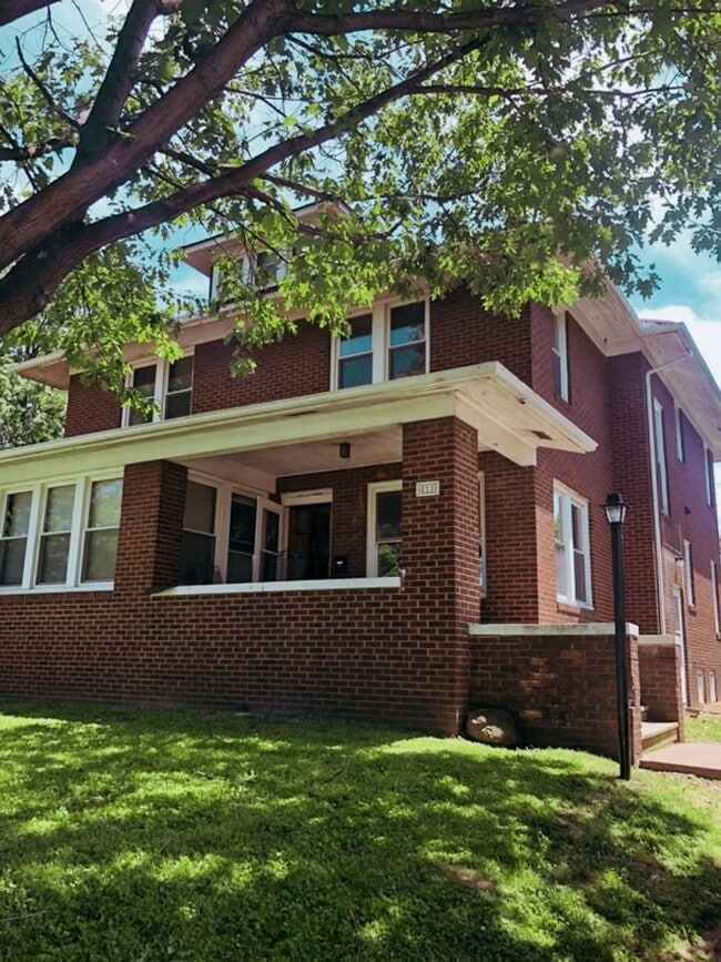 Building Photo - 811 W Adams Rd