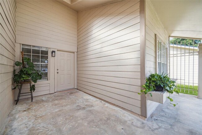 Building Photo - 11202 Bayou Pl Dr