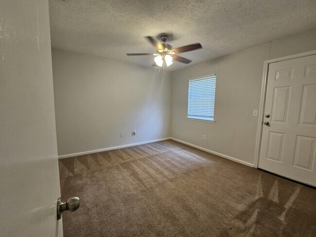Building Photo - 117 Hunt Club Ct