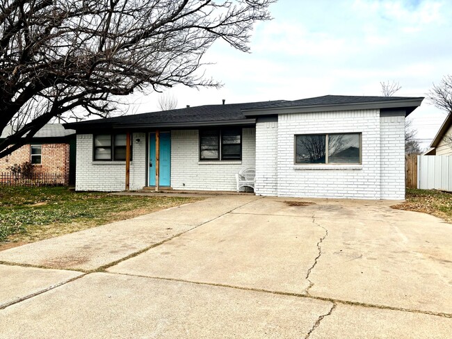 Building Photo - Updated 3 Bedroom 2 Bathroom Home