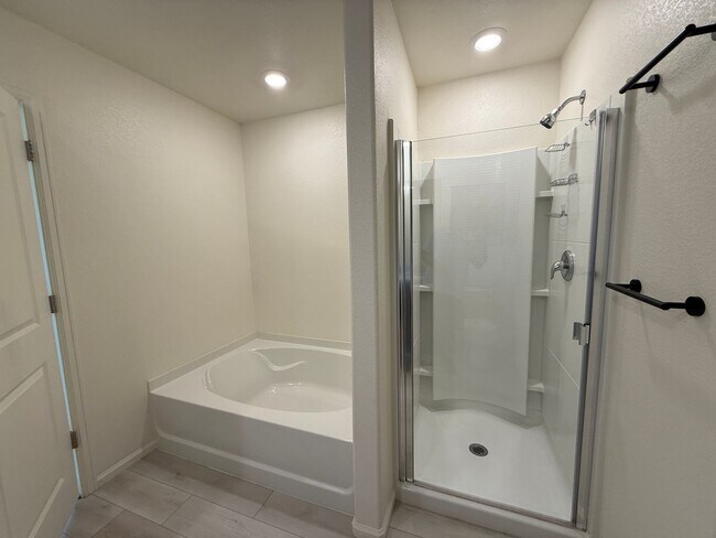 Building Photo - 3 Bed 3 Bath Home Minutes Away from Ft. Carson, Peterson SFB , & Schriever SFB!!