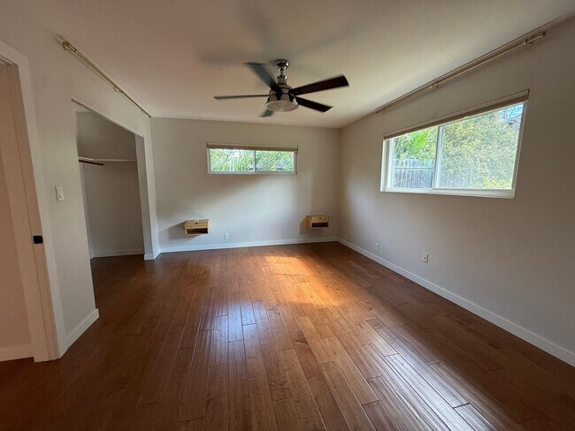 Building Photo - 1115 Balour Dr