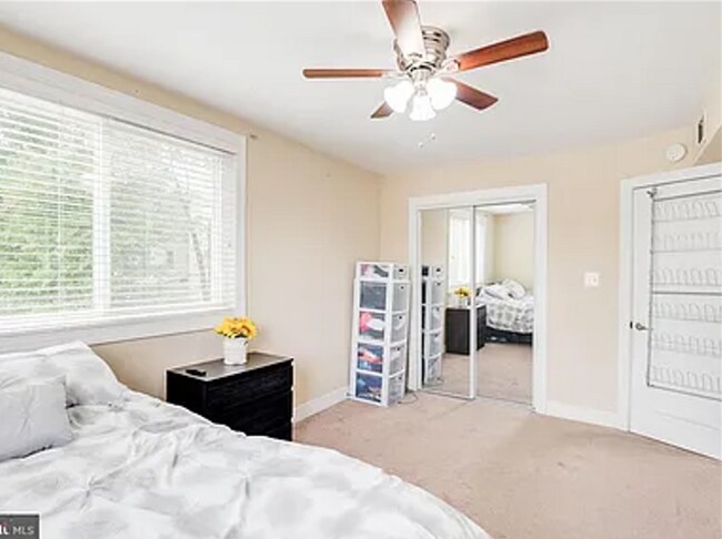 Building Photo - Amazing 2 bedroom/ 1 Bathroom unit with plenty natural light