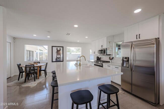 Building Photo - 901 W Berridge Ln