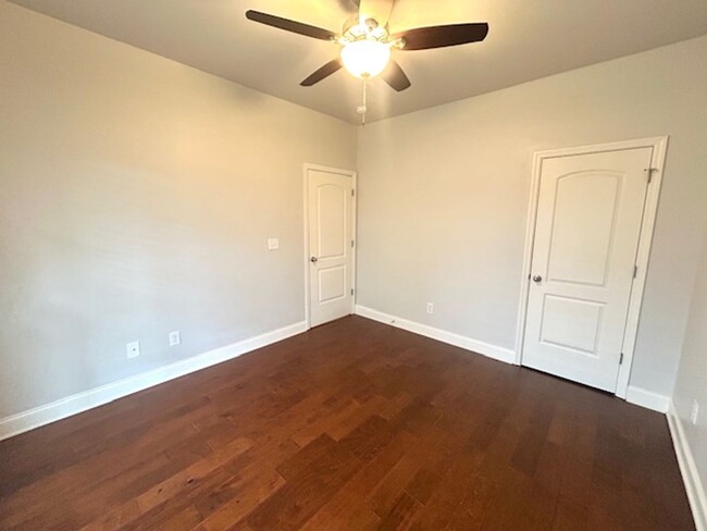 Building Photo - Spacious 4 bedroom, 3 bathroom single fami...
