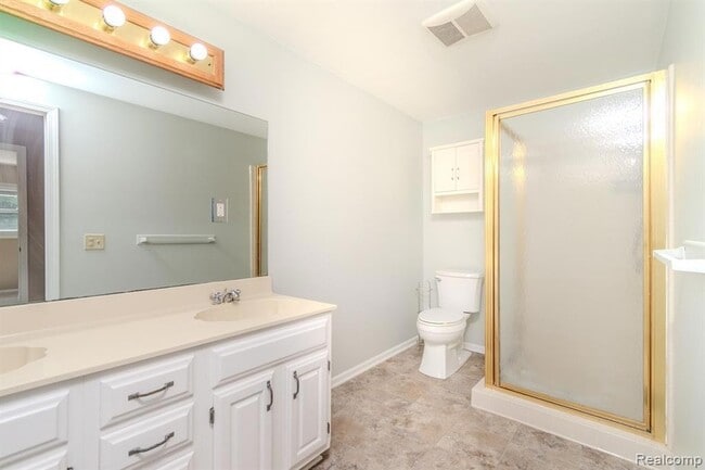 Building Photo - 4355 Elmwood Ave