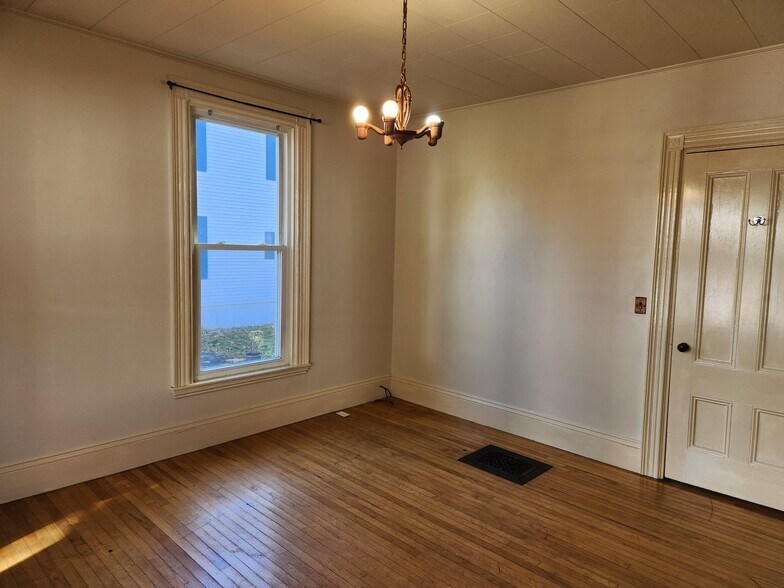 Bedroom with bay window - 46 Saunders St