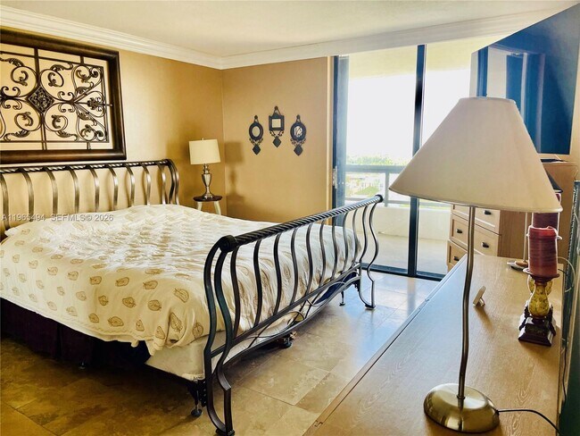 Building Photo - 2555 Collins Ave