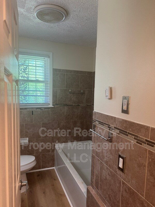 Building Photo - 3004 Lytle Dr