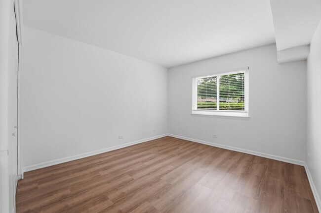 Building Photo - 9388 Bay Colony Dr
