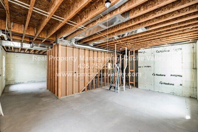 Building Photo - Gorgeous 3 br 2 bath home in Hyde Park! Ha...