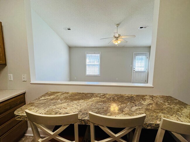 Building Photo - 2BR/2BA condo – Vaulted Ceilings, Granite Kitchen & Prime North Knoxville Location