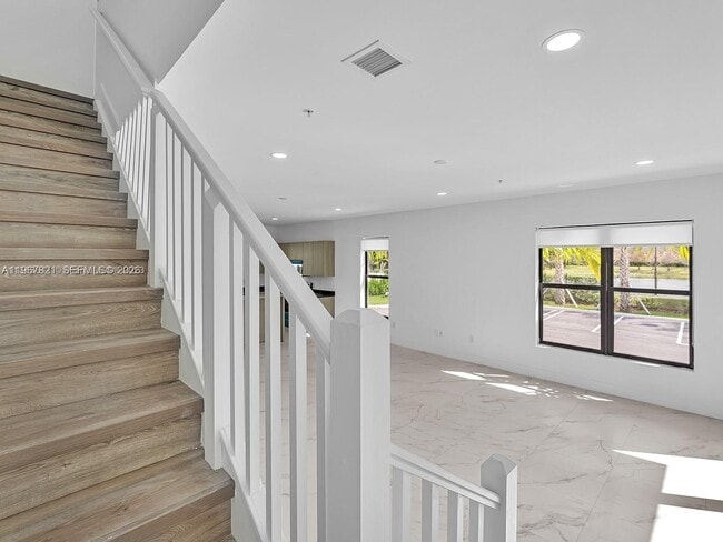 Building Photo - 6130 SW 36th Ct