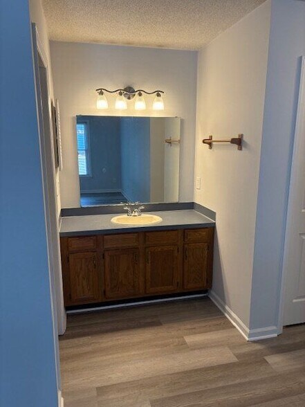 Building Photo - 143 W Victoria Ct