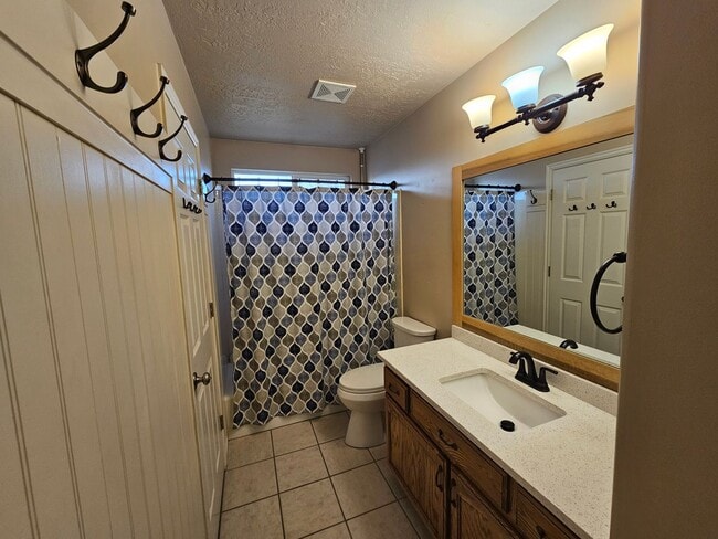 Building Photo - Spacious 4-Bed, 2-Bath Pet-Friendly Home with Central Air & 2-Car Garage! - Available NOW!